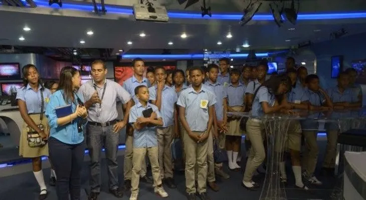 Estudiantes de Escuela República de Cuba visitan Multimedios del Caribe