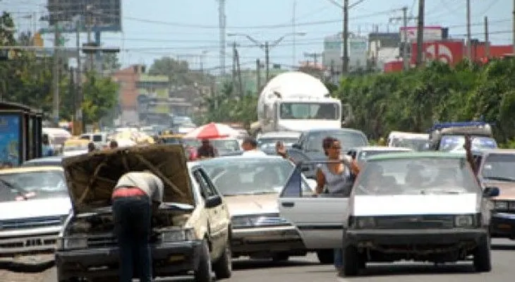 En Santiago, chóferes marchan contra altos precios combustibles
