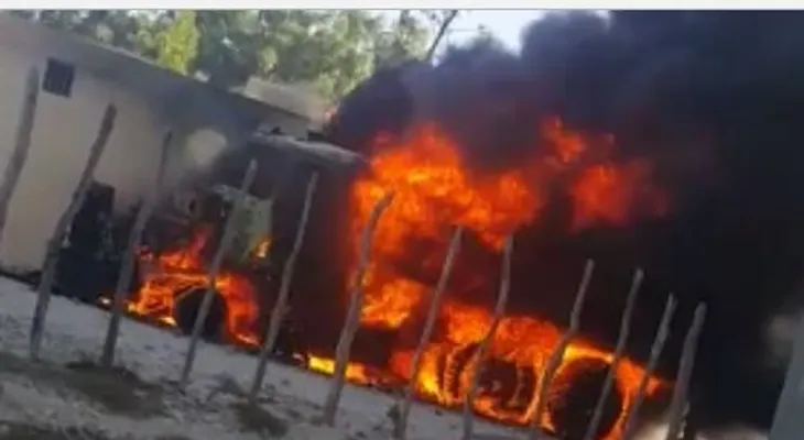 Prenden fuego a una patana dentro de un destacamento, tras arrollar motorista en Neyba 