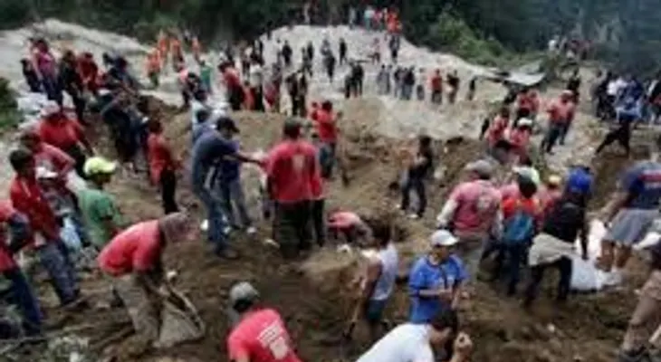 Sube a 56 número de muertos en deslave en Guatemala