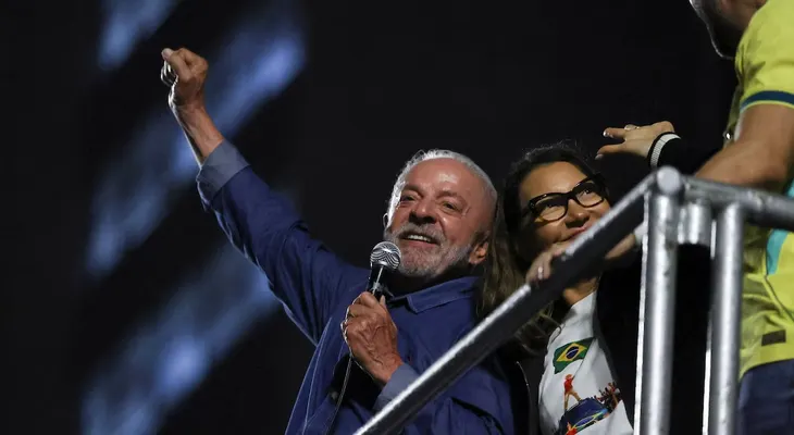 Lula logra una remontada inédita y gana un cuarto mandato con el 51,79% de los votos válidos