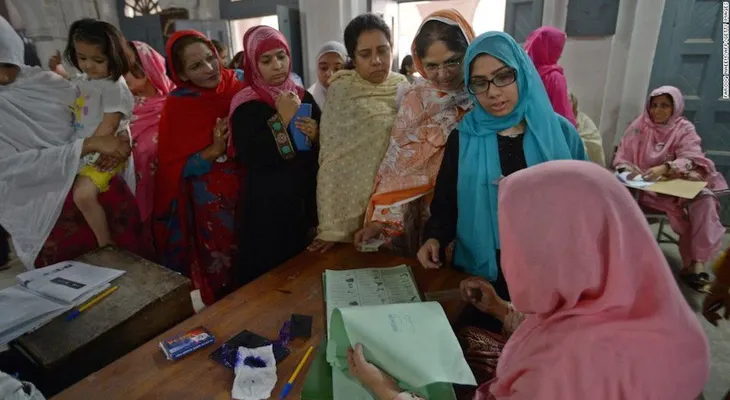 Líder islámico de Pakistán propone golpear levemente a las esposas para disciplinarlas