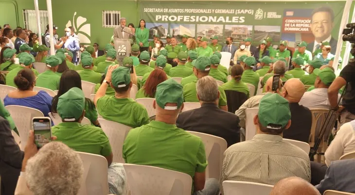 Leonel Fernández dice siente la presencia de la clase media creativa en Fuerza del Pueblo