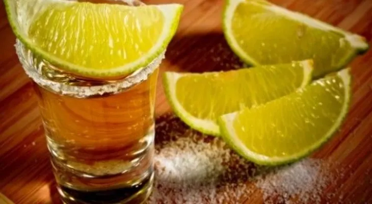Tomar tequila ayuda a bajar de peso