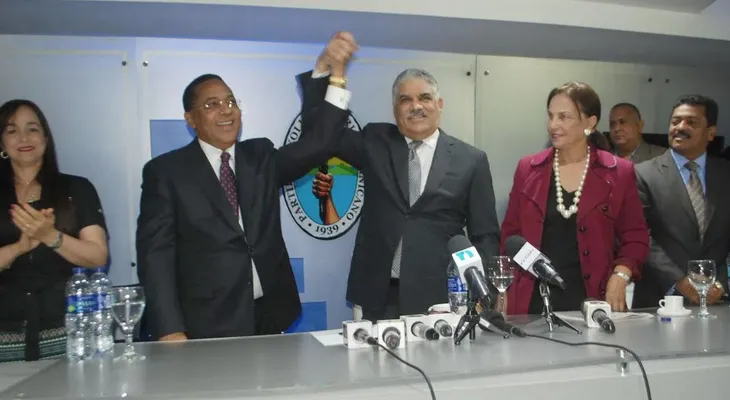 Ismael Reyes y otros 15 dirigentes del PDI juran por el PRD