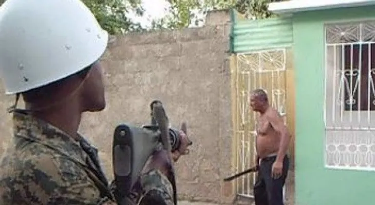 Hombre borracho descuartiza perra y enfrenta patrulla