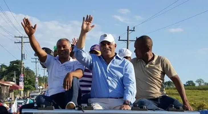Miguel condena "campaña sucia" del PRM durante recorrido por Santo Domingo Norte