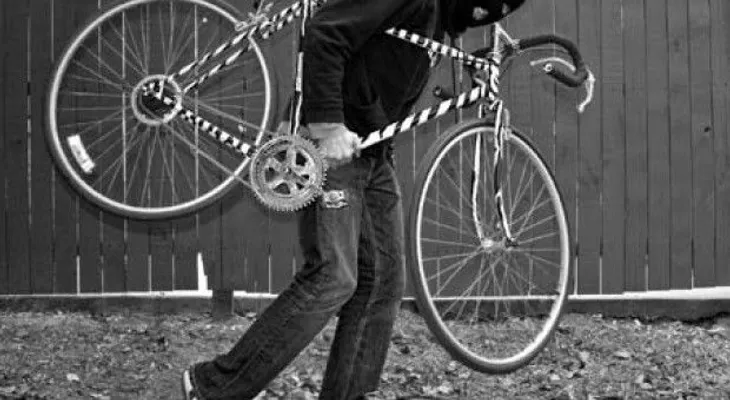 Increíble: Roba 6 bancos y escapa en bicicleta