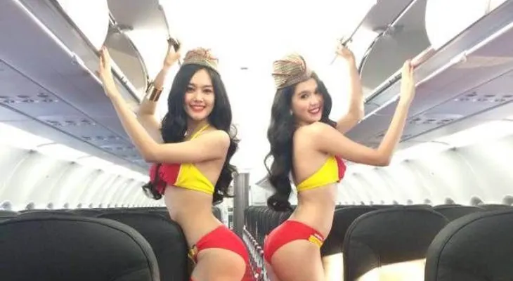Está lista para despegar: Tripulación posa en bikini para campaña publicitaria