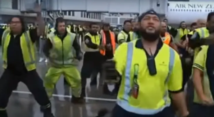 Video: trabajadores del aeropuerto reciben a los All Blacks con un 'Haka'