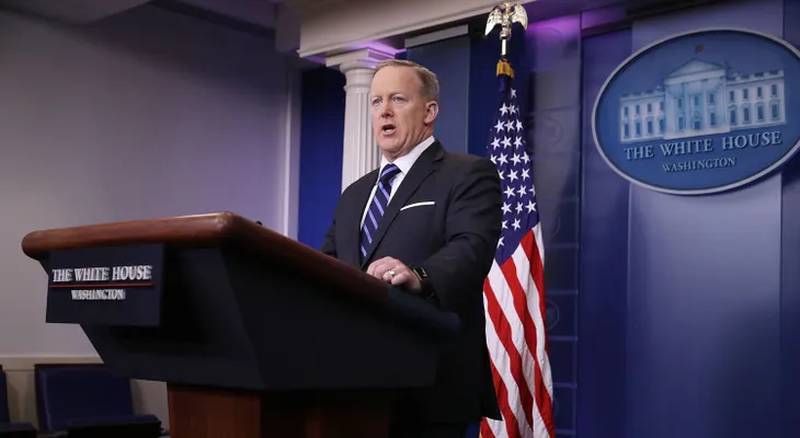 Spicer: Hitler "no usó el gas contra su misma gente del mismo modo en que Al Assad lo está haciendo"