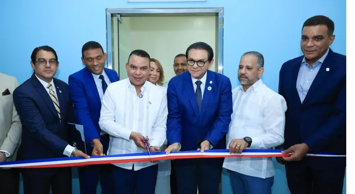SNS entrega densitómetro óseo al Hospital Cabral y Báez