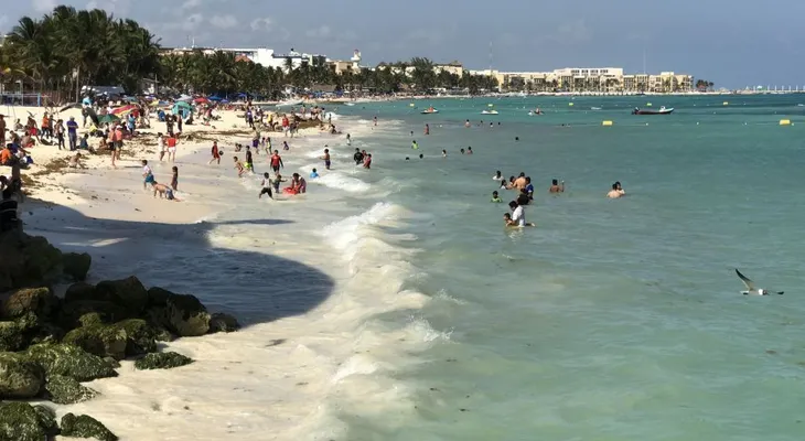 Estados Unidos prohíbe a sus funcionarios viajar a Playa del Carmen, México, por "una amenaza a la seguridad"