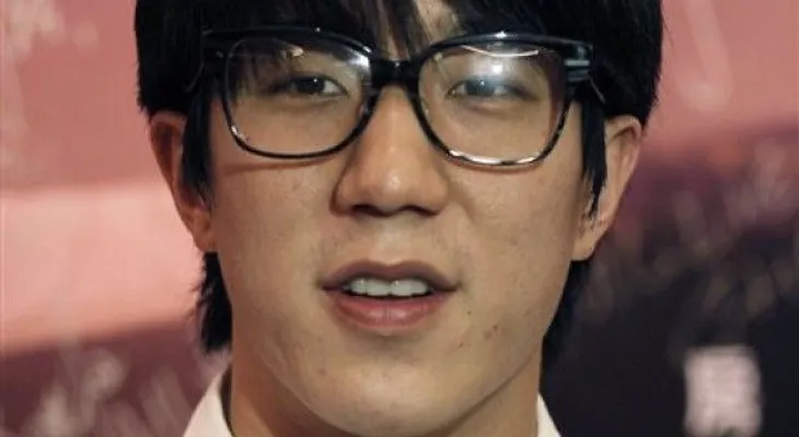 Jackie Chan avergonzado por cargos contra su hijo 