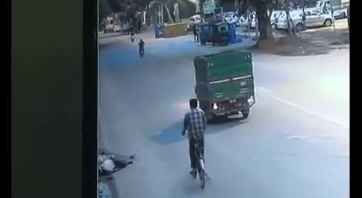  140 coches,181 ciclistas y 45 peatones, y nadie ayudó a este moribundo (VIDEO)