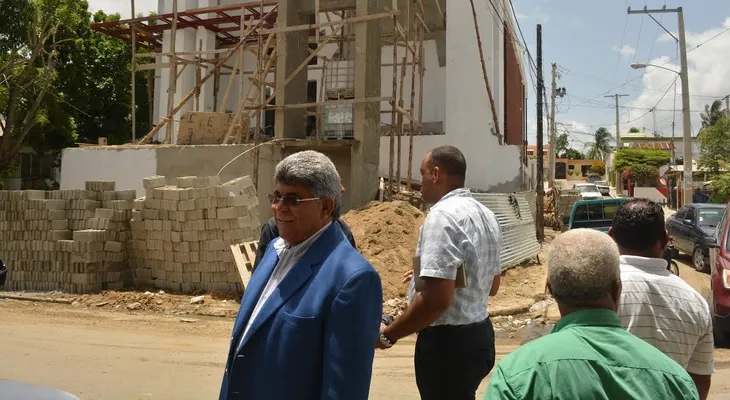 FONPER construye iglesia y entrega planta eléctrica a barrios Santiago