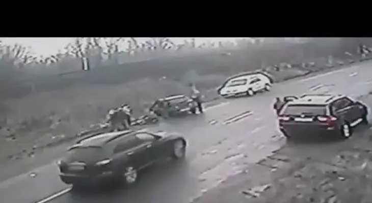 Un hombre arriesga su vida para salvar a un niño de un trágico accidente