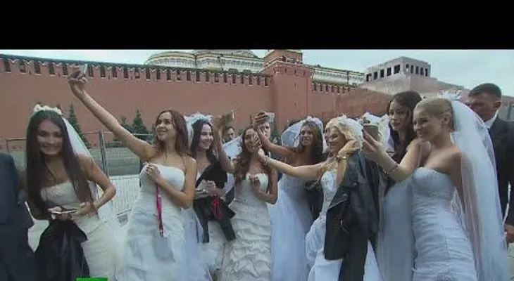 Varias novias "secuestran" a Putin en la Plaza Roja en medio de los festejos del día de Moscú