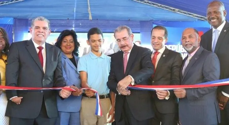 Presidente Medina inaugura liceo y estancia infantil en Santo Domingo Este