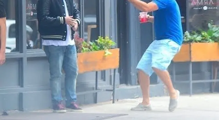 Leonardo di Caprio le hace una broma a Jonah Hill en plena calle