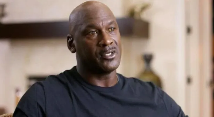 ¿Por qué Michael Jordan tiene los ojos amarillentos?
