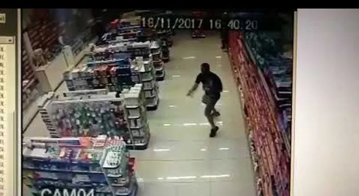 Un policía mata a dos asaltantes con su bebé en brazos