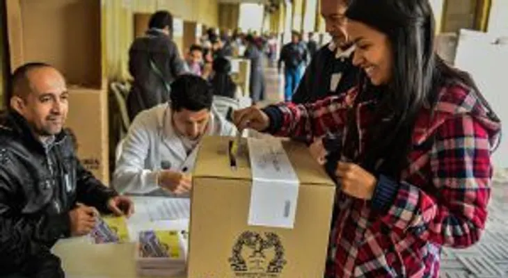 Divididos, los colombianos deciden el destino del acuerdo de paz con las FARC