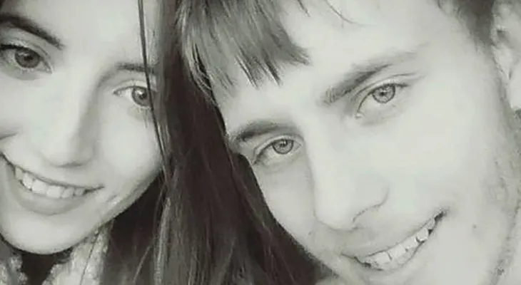 Alex Skeel, el joven a quien su pervertida novia torturó a martillazos, puñaladas y quemaduras
