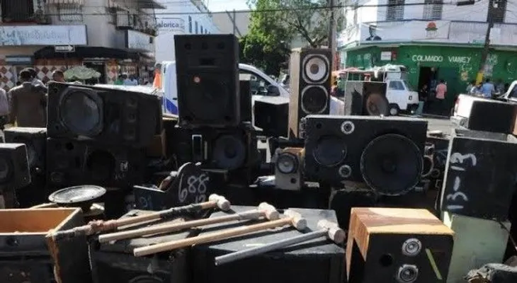 Destruyen equipos de sonido incautados a colmadones