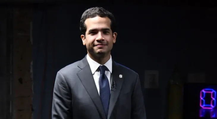 Omar Fernández no confirma aspiración presidencial para 2028 y dice que su foco es el Senado