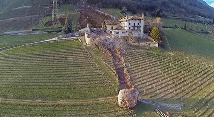Video y  fotos: Dos enormes rocas pasan por encima de una finca en Italia  T