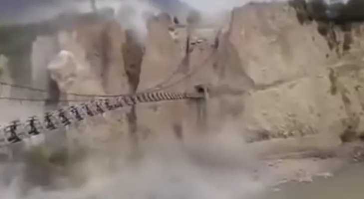Gigantesco deslizamiento de tierra por el terremoto de magnitud 7,5 en Pakistán (Impactante VIDEO)