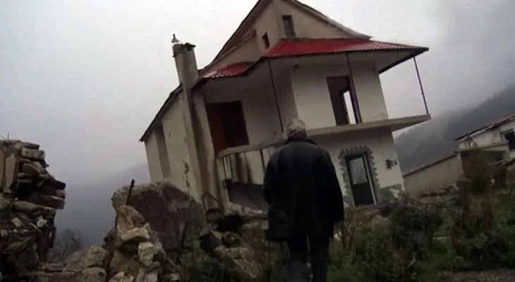 El pueblo griego que se desliza lentamente por una montaña