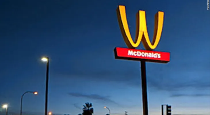 La razón por la que McDonald?s voltea sus arcos durante un día