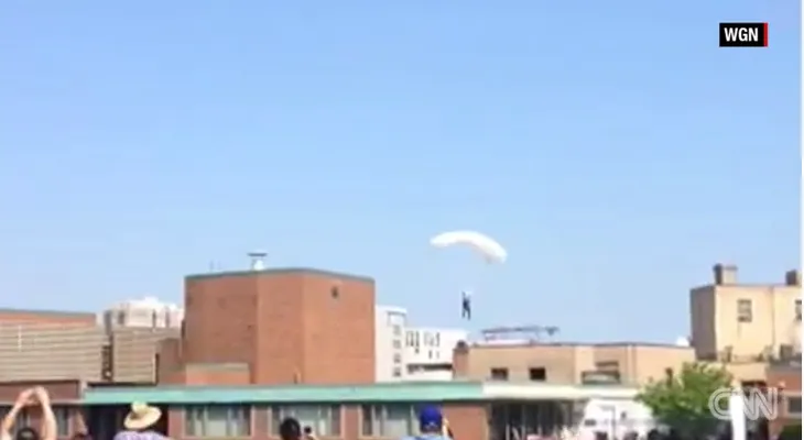 Paracaidista del Ejército muere tras accidente en exhibición aérea