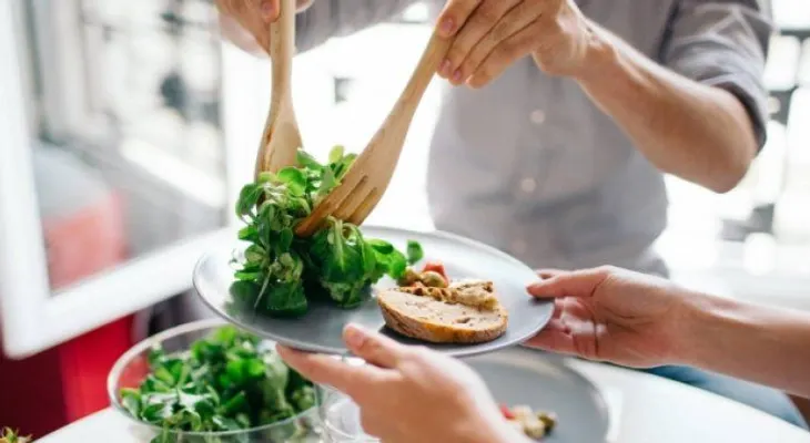 El sorprendente efecto para la salud de comer un 20% menos