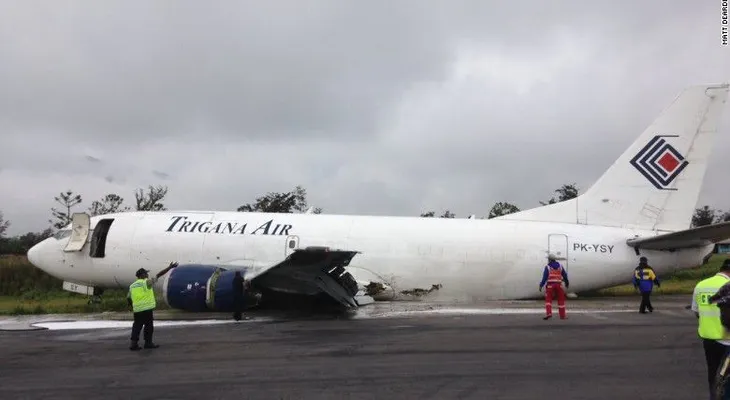 Avión derrapa sobre la pista y pierde el tren de aterrizaje en Indonesia