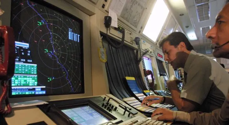 Controladores aéreos levantan paro