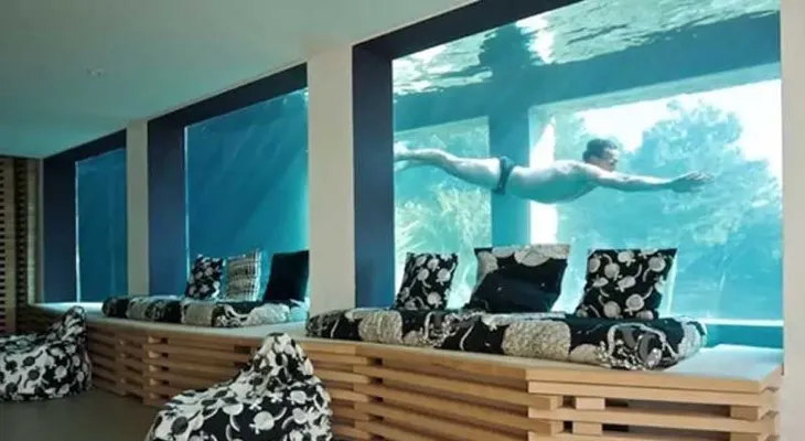 La alquilan a USD1.000 por noche; increíble casa atravesada por una piscina en Francia