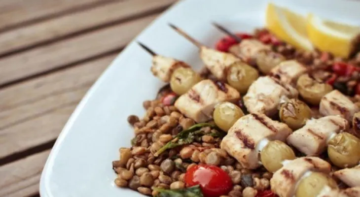 Prepara unas brochetas de uvas y tofu