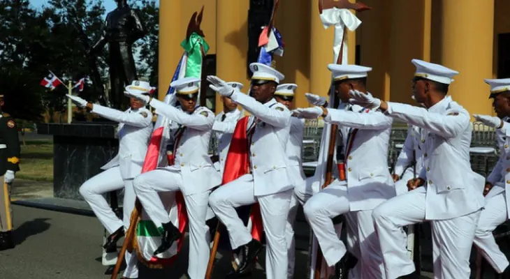 Presidente Medina encabeza acto de graduación militar 