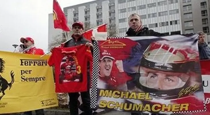 Aficionados homenajean frente a hospital a Schumacher por su cumpleaños