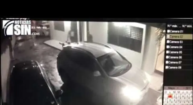 Dos asaltantes encañonan a mujer y le roban cartera y vehículo