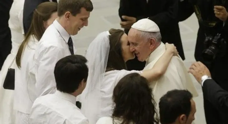 Papa pide a párrocos acepten a católicos divorciados que vuelven a casarse 