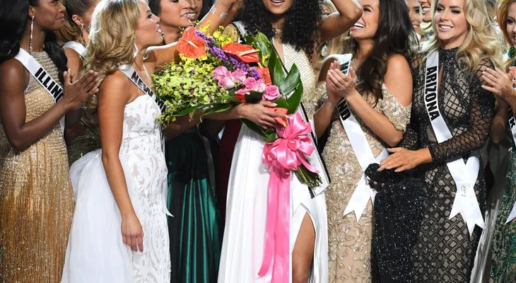 Miss USA causa polémica con su respuesta sobre el derecho a la salud en Estados Unidos