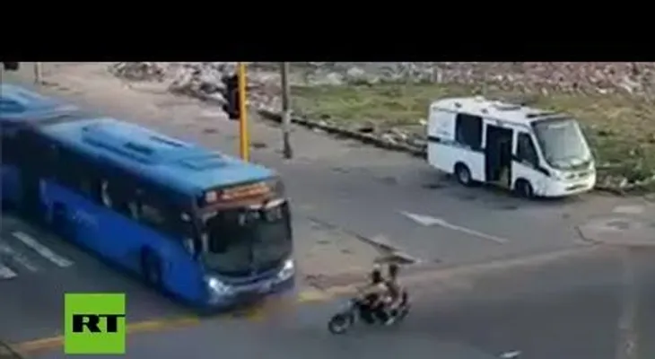 FUERTES IMÁGENES: Bus arrolla a dos asaltantes en corrían de la Policía en Colombia