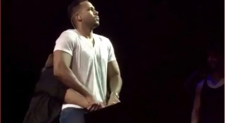 Fanática agarra entrepiernas a Romeo Santos durante concierto en Miami