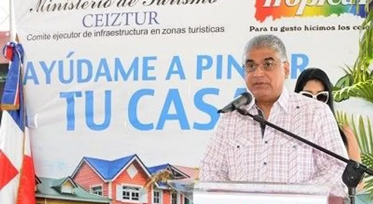 Mitur y Tropical  pintan casas en  Samaná 