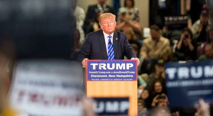 Donald Trump reprende en tono de broma a un hombre por decir que Obama es musulmán