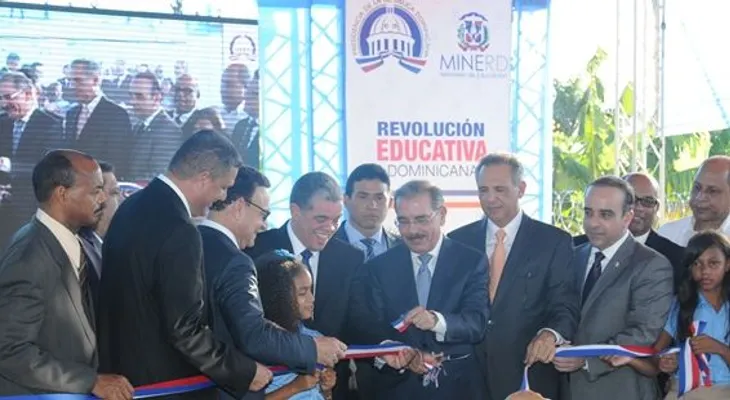 Medina inaugura seis escuelas en Nagua